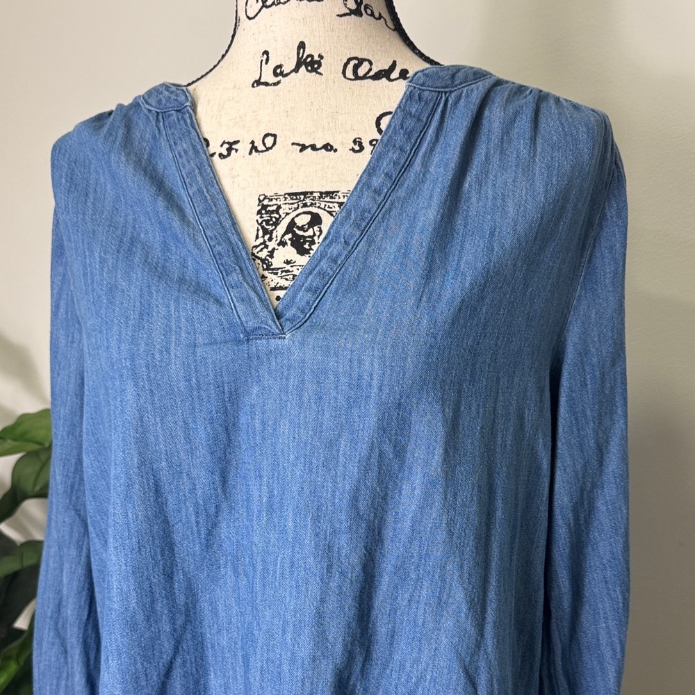 OLD NAVY Blue Denim Chambray V Neck Cotton Top SZ S Festival Beach Fall Classic - Picture 2 of 10